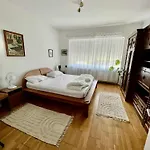 Anna Es Sara *