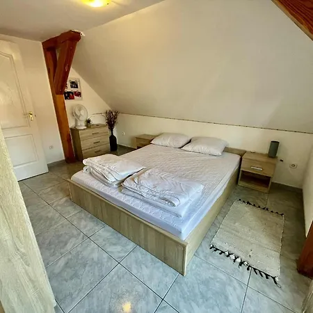 Anna Es Sara Balatonboglár